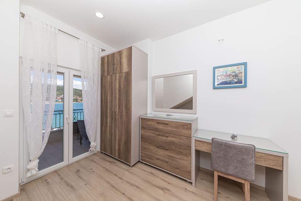 Bright suite with balcony door